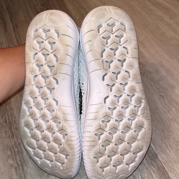 white flyknits women's